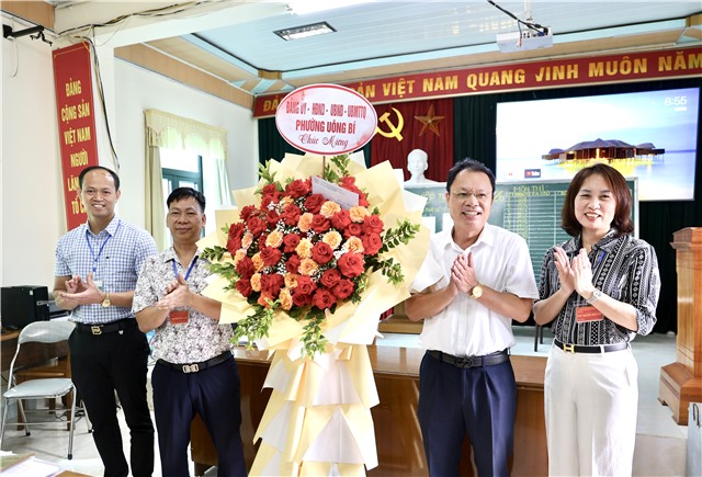 Lãnh đạo phòng Văn hoá - Xã hội động viên Hội đồng coi thi tốt nghiệp THPT năm 2026 tại Trường THPT Hồng Đức