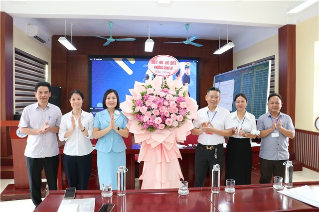 Đồng chí Vũ Thị Hồng Nhung – PCT uu888.con phường thăm, động viên Hội đồng thi Trường THPT uu888 one