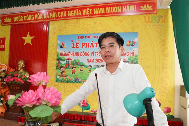 Đồng chí Nguyễn Đức Hòa, Phó Bí thư Đảng ủy, Chủ tịch uu888.con phường dự sinh hoạt chi bộ khu Thanh Sơn 6