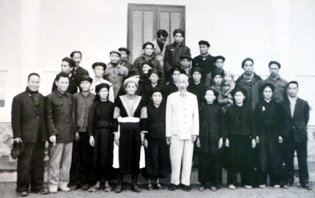Chủ tịch Hồ Chí Minh chụp ảnh lưu niệm với u888c3 các gia đình có công với cách mạng của tỉnh Cao Bằng.